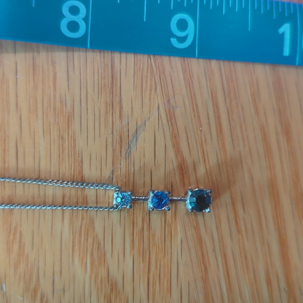Single strand necklace with blue stones